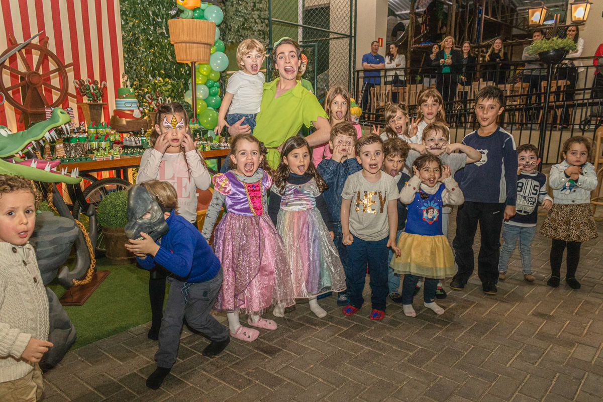 Crianças brincando com personagem vivo Peter Pan Encantada Personagens Buffet Brigadeiro Curitiba