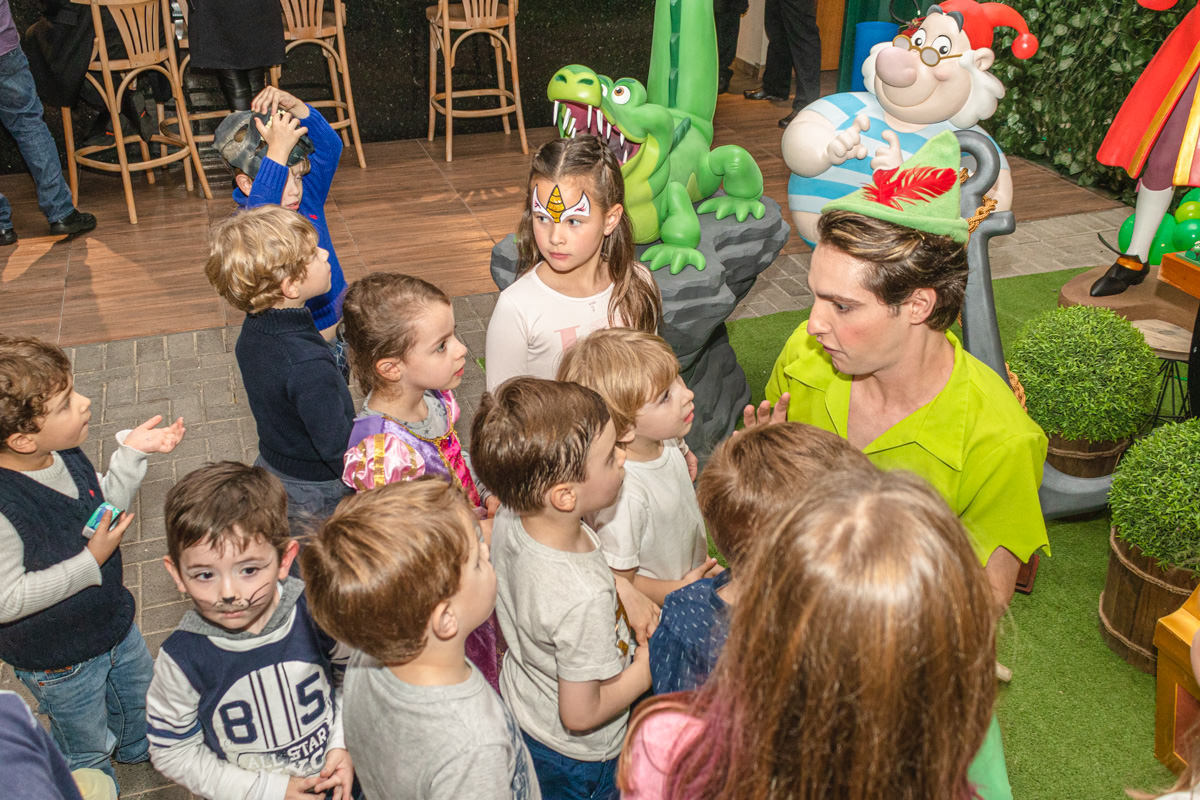 Crianças brincando com personagem vivo Peter Pan Encantada Personagens Buffet Brigadeiro Curitiba