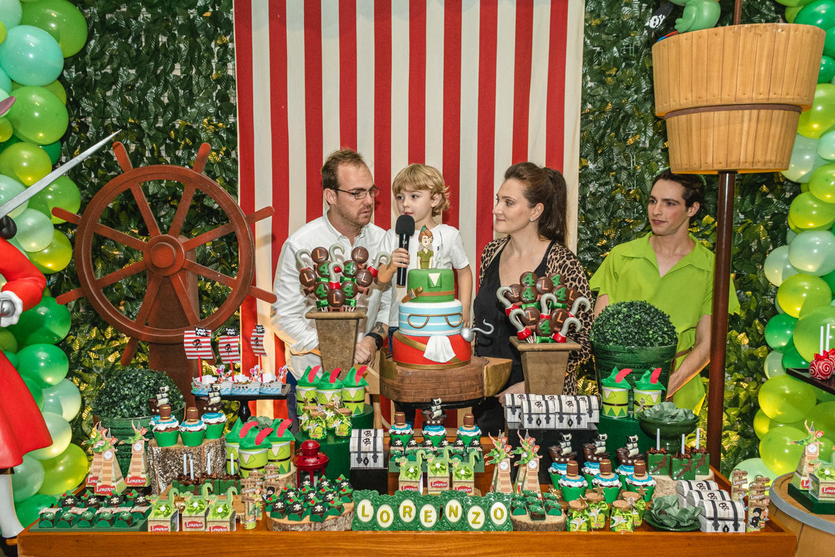 Família no parabéns  com personagem vivo Peter Pan Encantada Personagens no Buffet Brigadeiro Curitiba