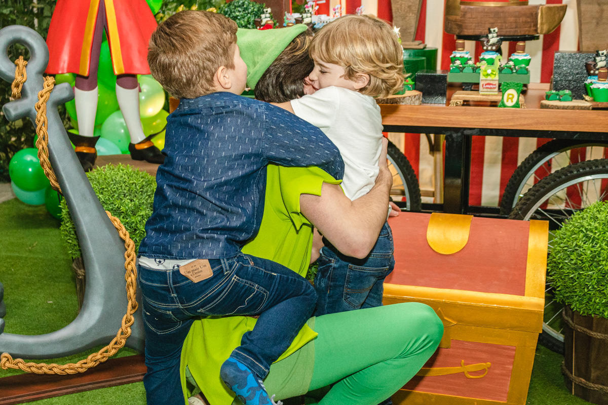 Crianças brincando e abraçando  personagem vivo Peter Pan Encantada Personagens no Buffet Brigadeiro Curitiba