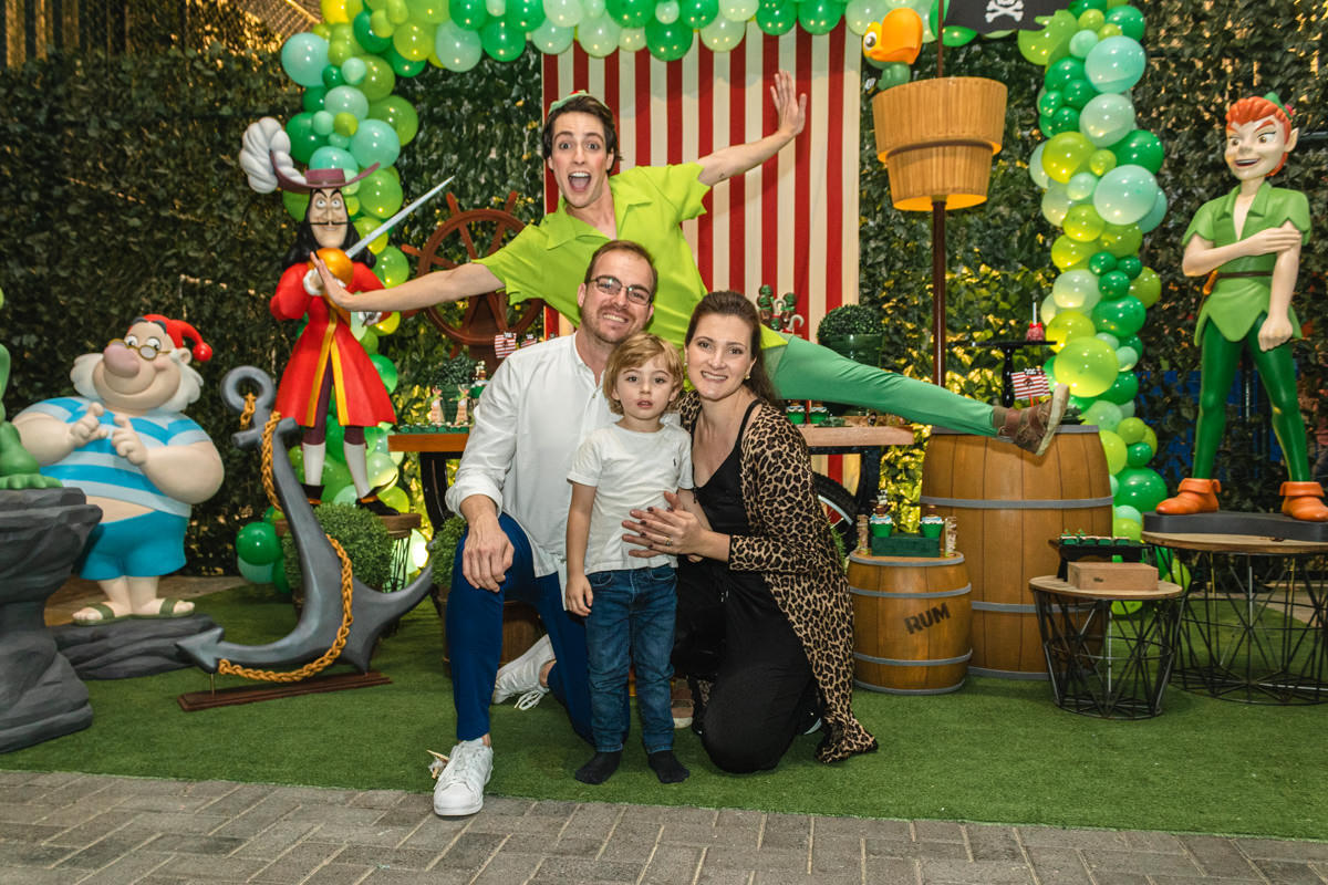 Família com personagem vivo Peter Pan Encantada Personagens no Buffet Brigadeiro Curitiba