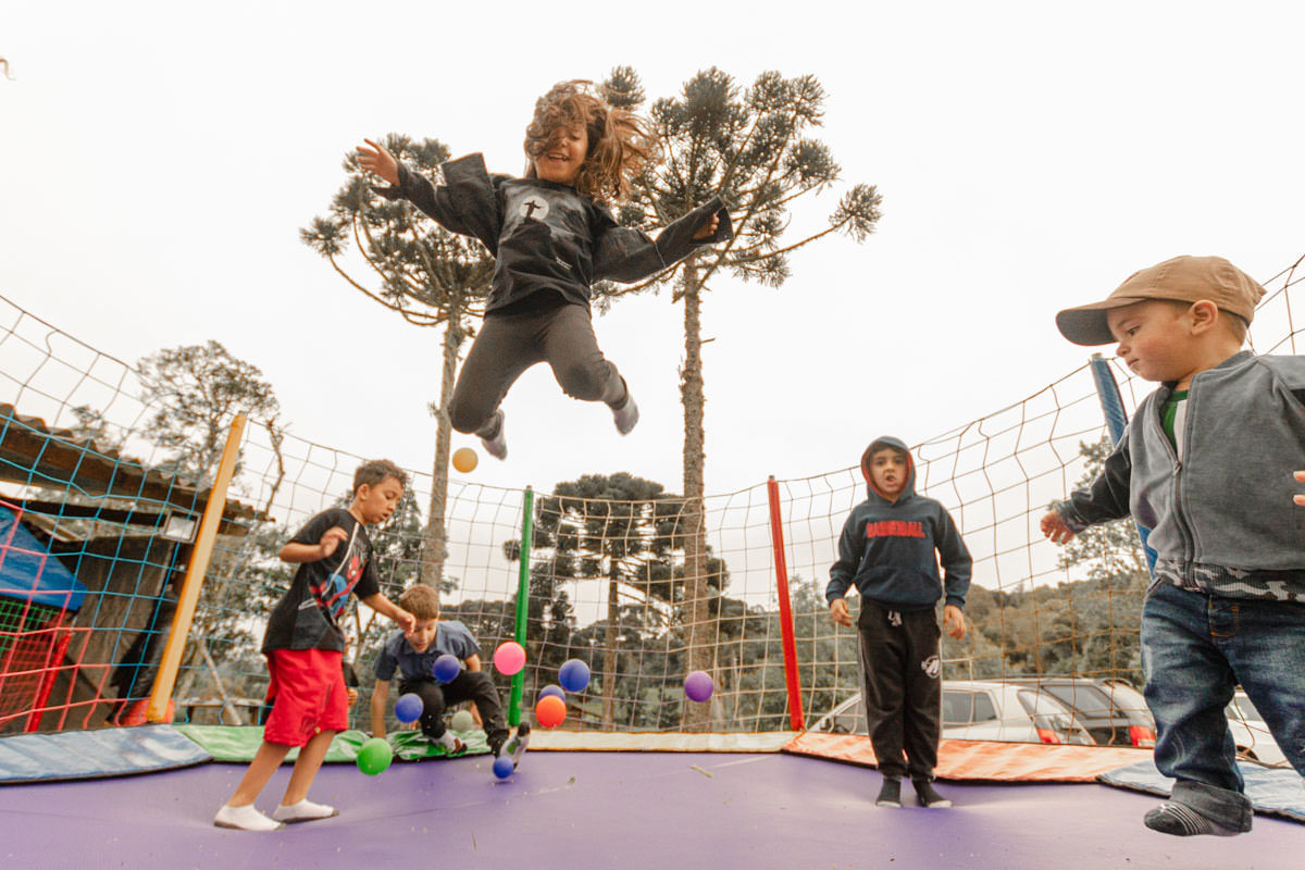 crianças pulando no pula pula na cama elástica 