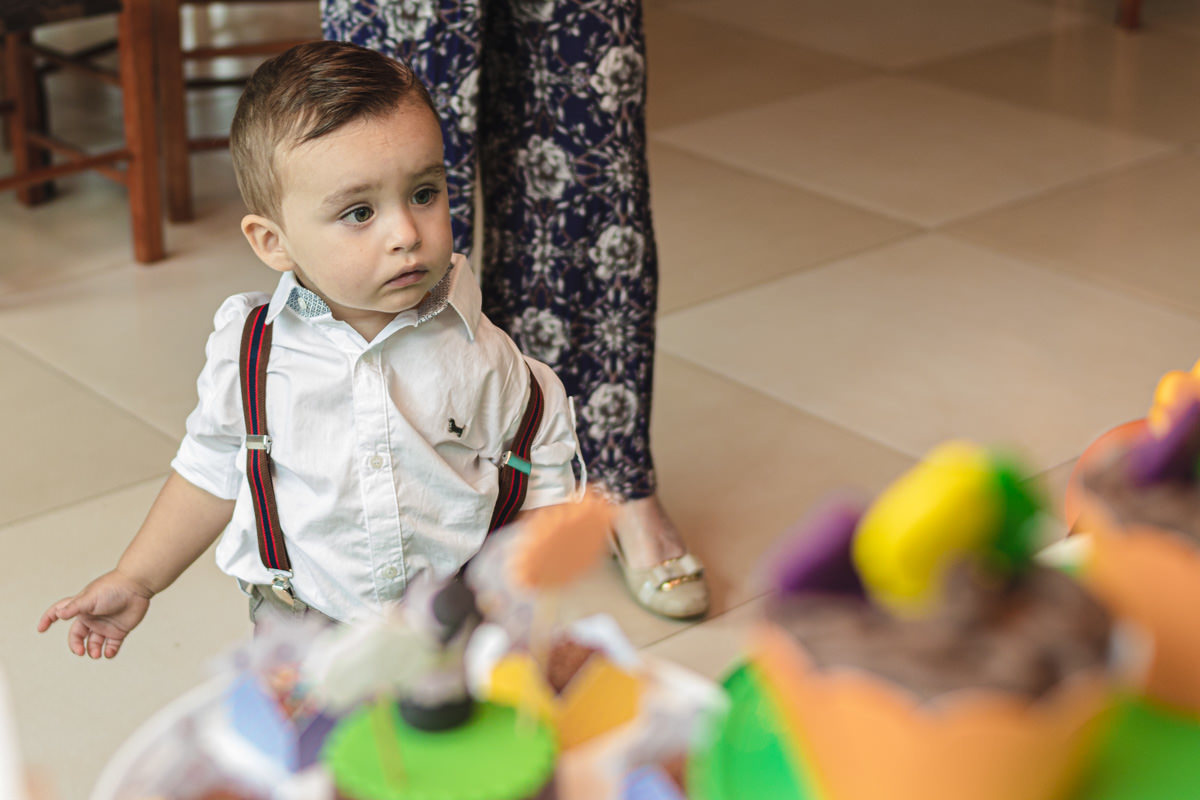 criança vendo a Decoração de Festa Infantil Mundo Bita