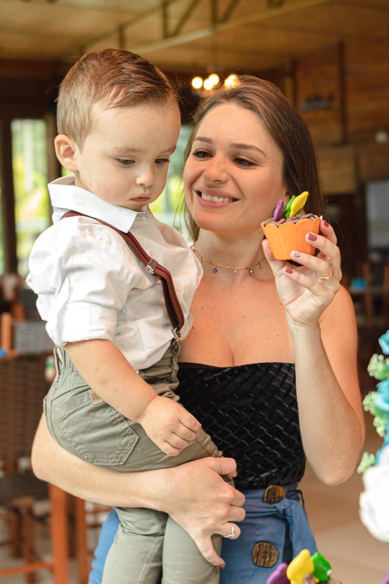mãe e filho vendo a Decoração de Festa Infantil Mundo Bita