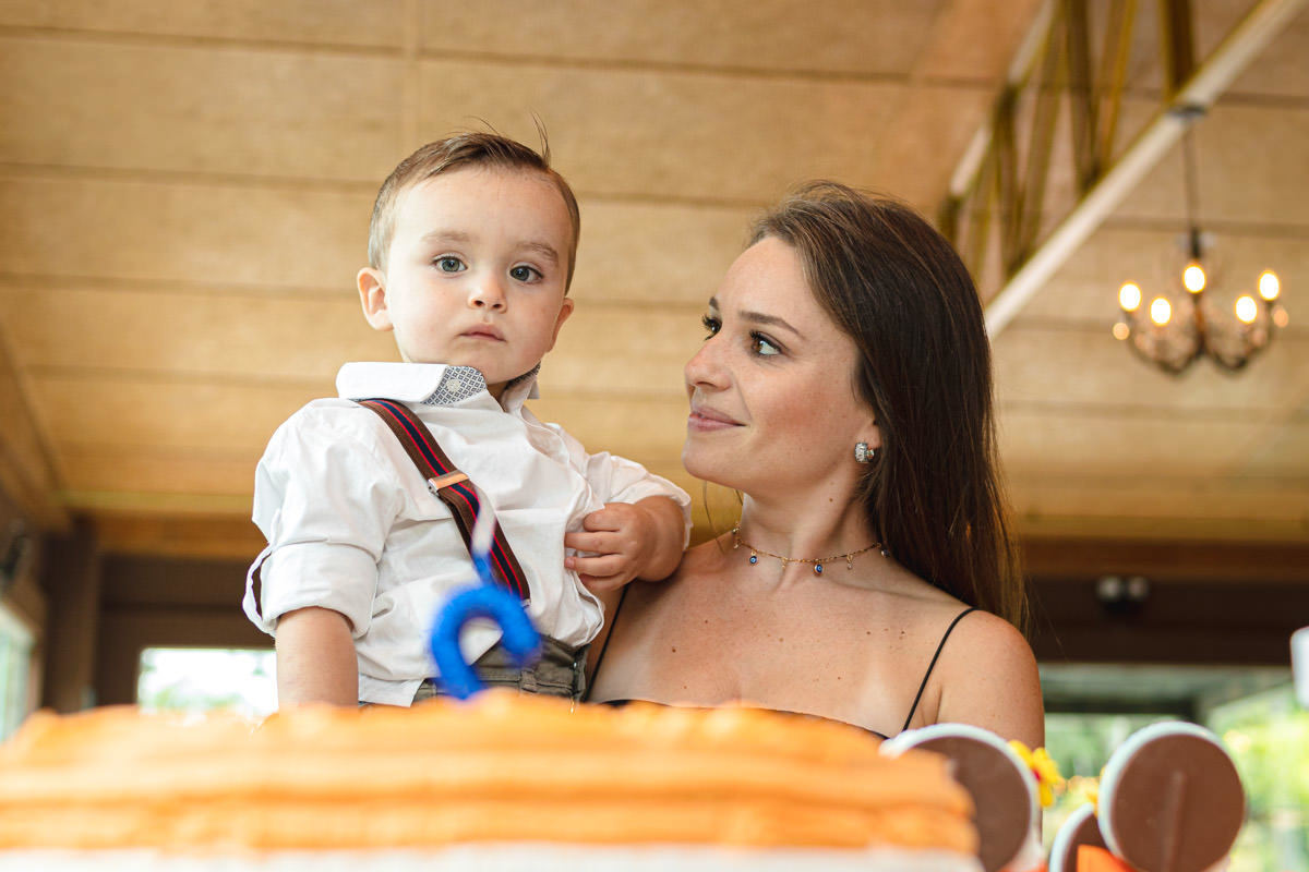 mãe e filho vendo a Decoração de Festa Infantil Mundo Bita