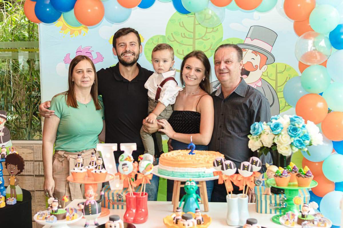 família na mesa da Decoração de Festa Infantil Mundo Bita