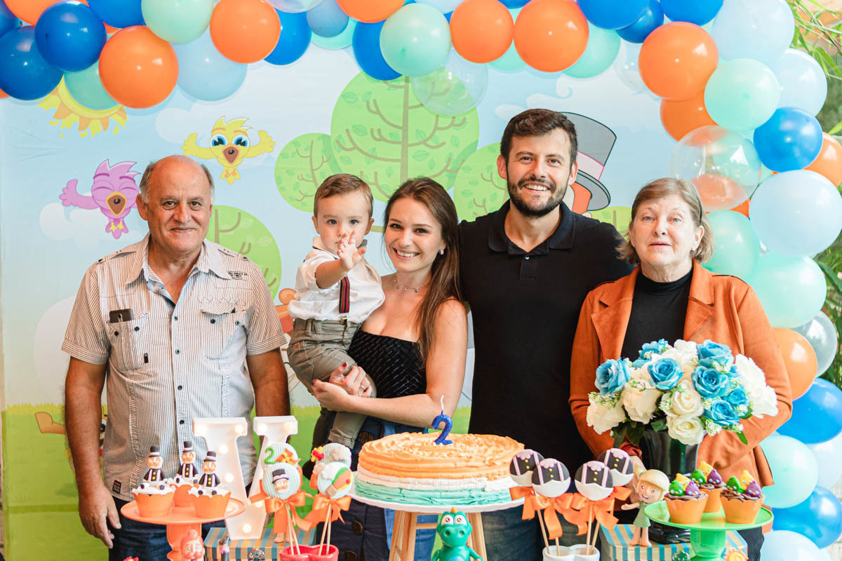 família na mesa da Decoração de Festa Infantil Mundo Bita