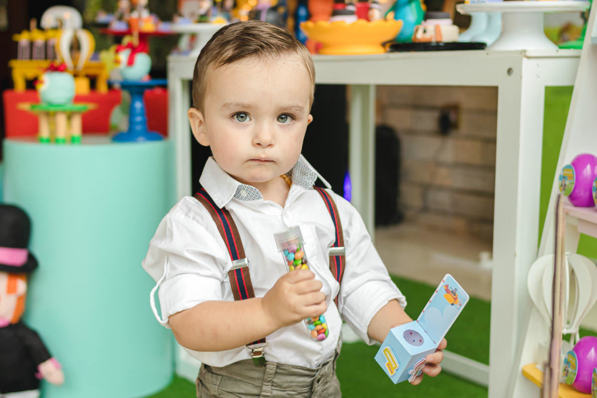 Menino brincando com objetos da Decoração de Festa Infantil Mundo Bita