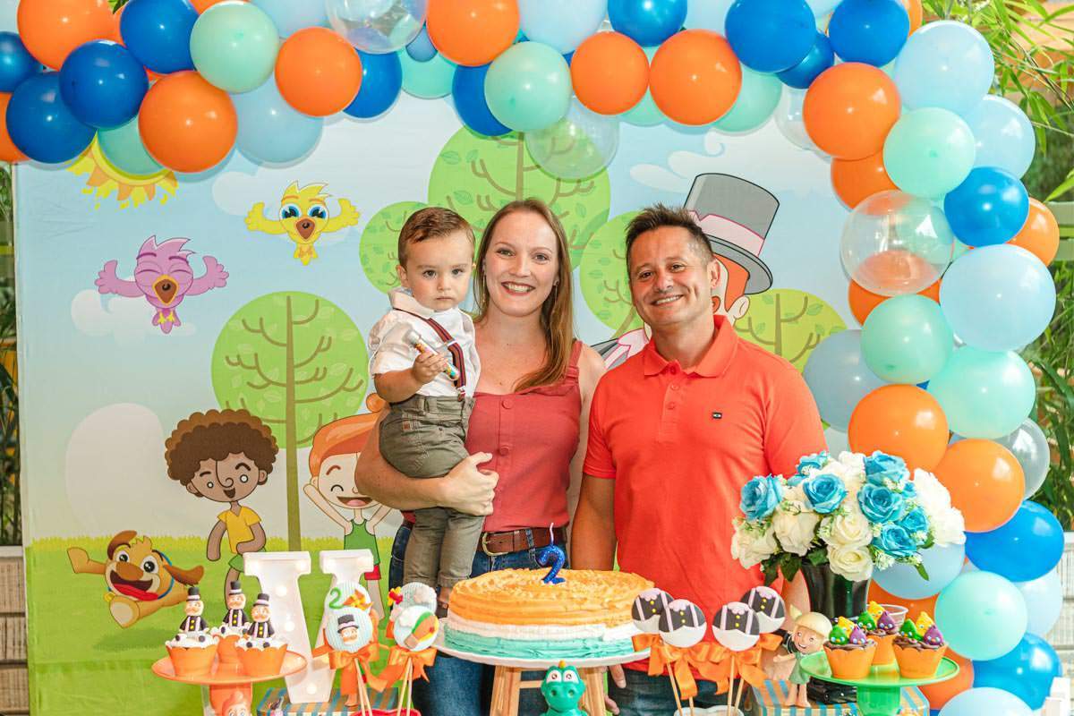família na mesa da Decoração de Festa Infantil Mundo Bita