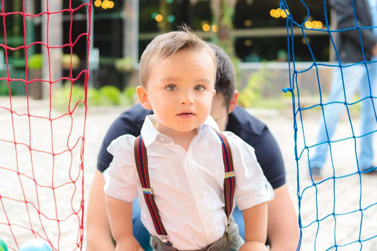 Pai e filho brincando na piscina de bolas da festa infantil
