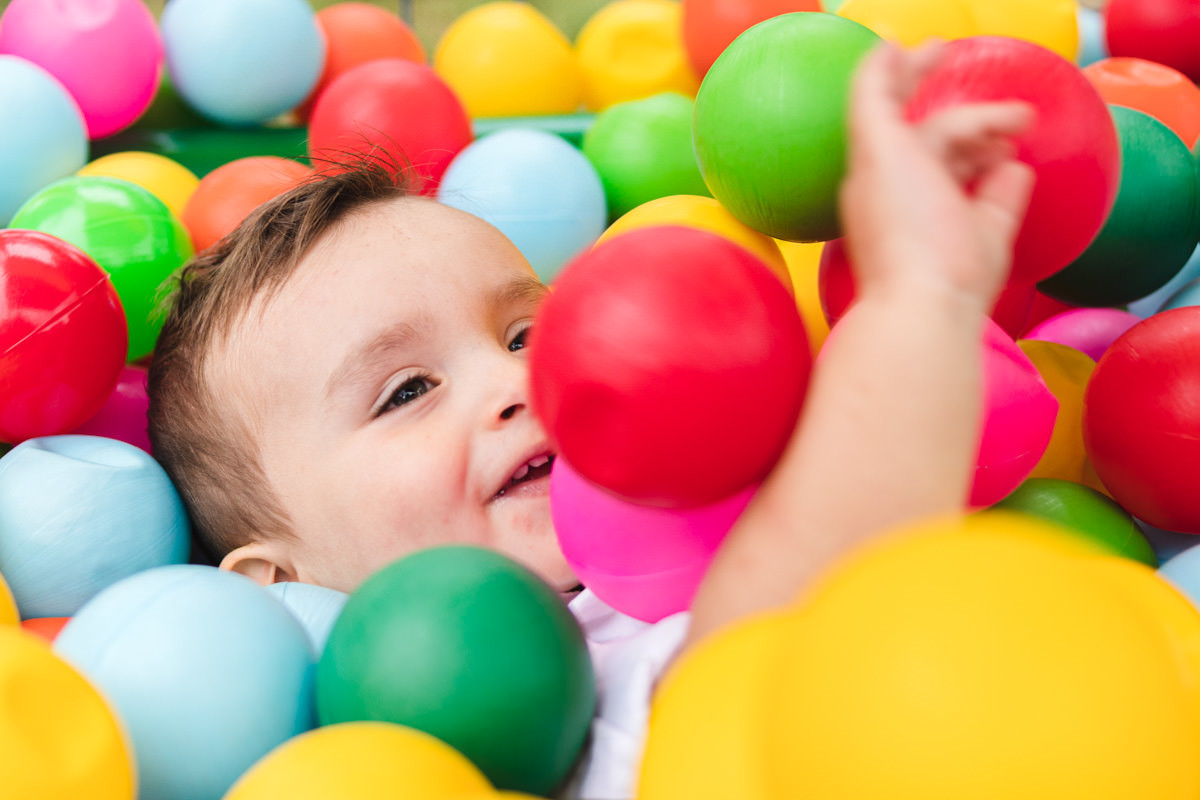 criança brincando na piscina de bolas da festa infantil