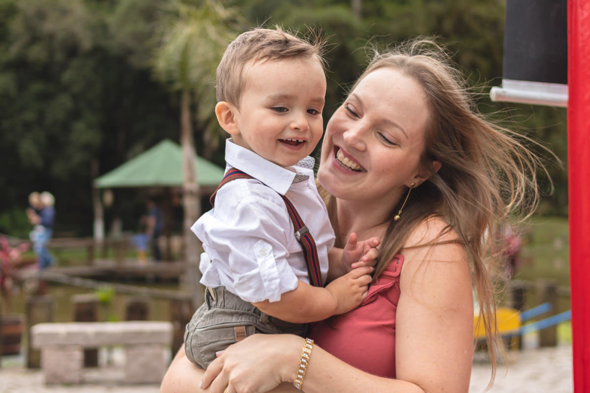 Madrinha com afilhado no colo 