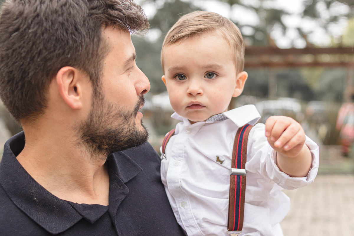 pai e filho brincando no colo