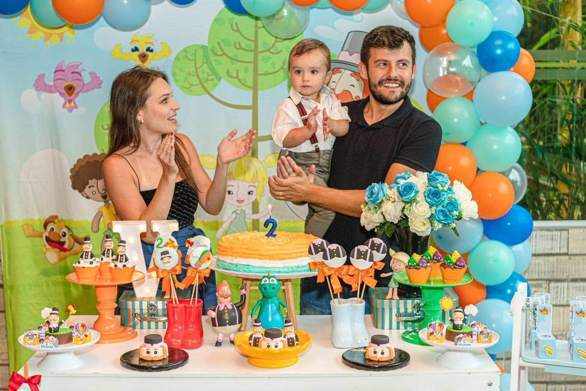 família cantando parabéns na Decoração de Festa Infantil Mundo Bita