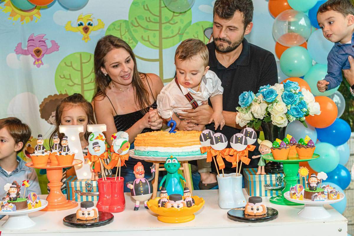 família cantando parabéns na Decoração de Festa Infantil Mundo Bita