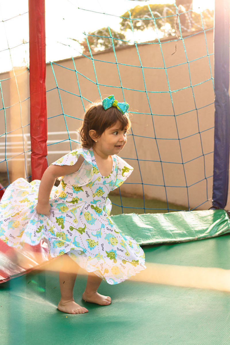 Criança na cama elástica - menina no pula pula 