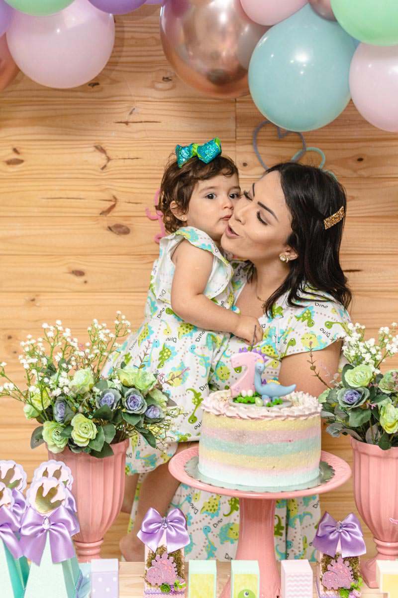 Mãe e filha na besa do bolo de aniversário