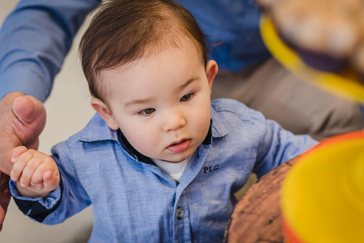 criança brincando com decoração de festa infantil Mundo Bita
