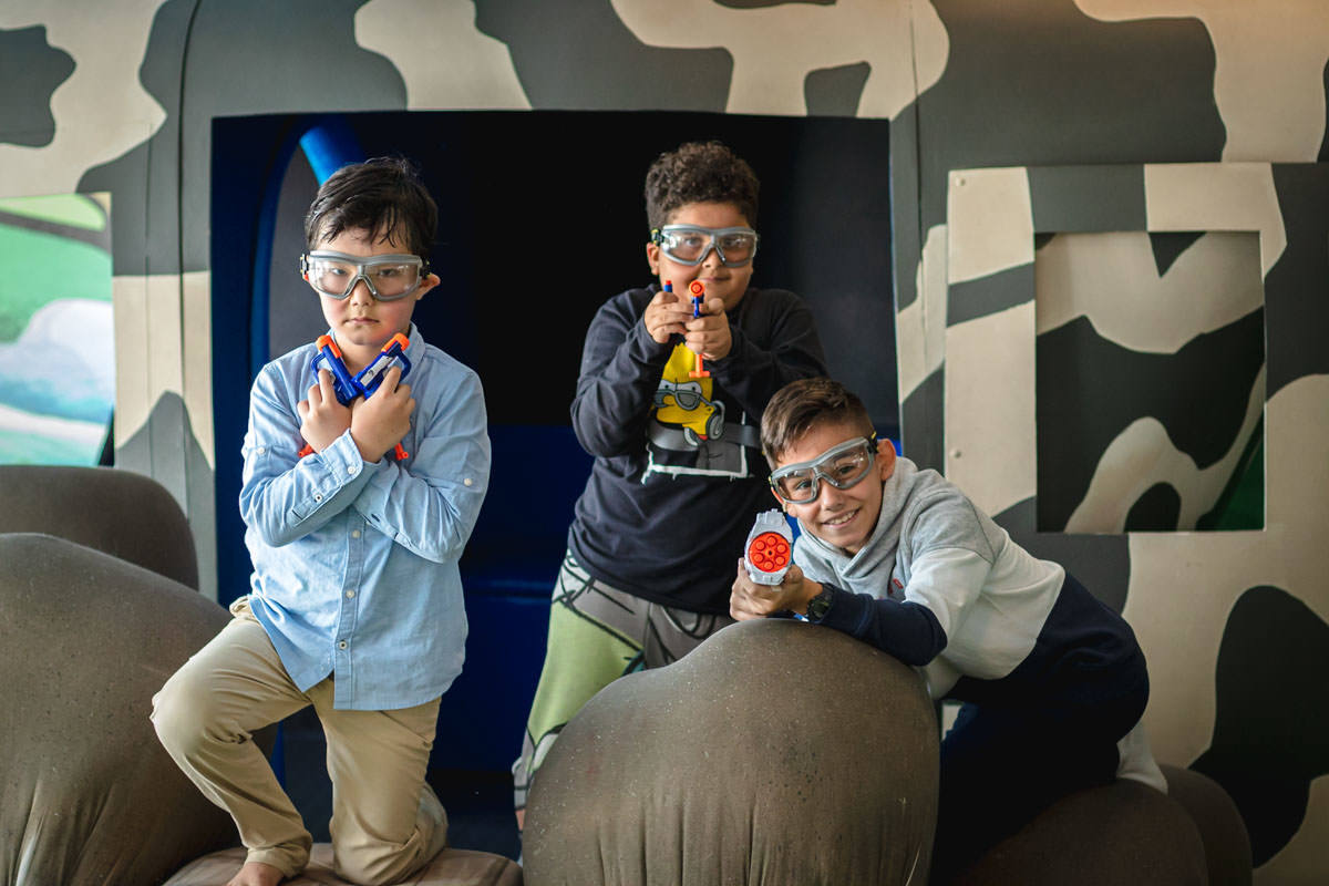 criança brincando de Nerf