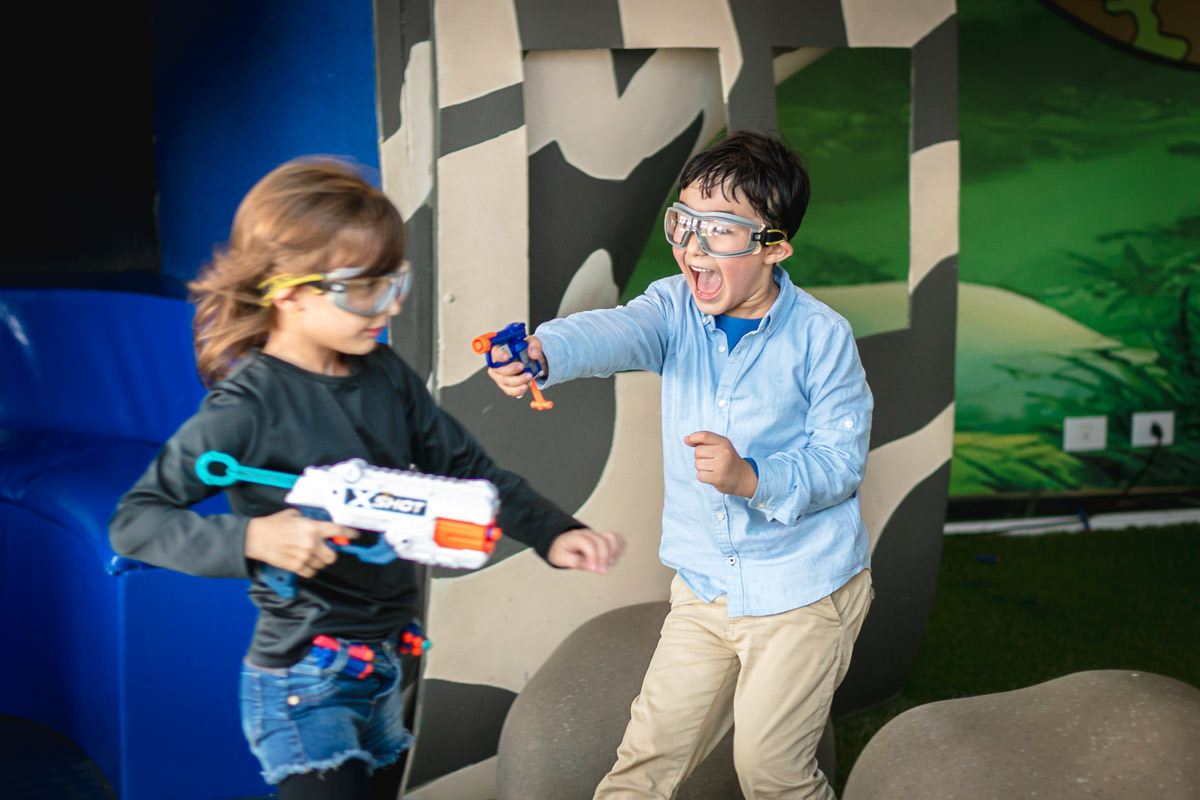 criança brincando de Nerf