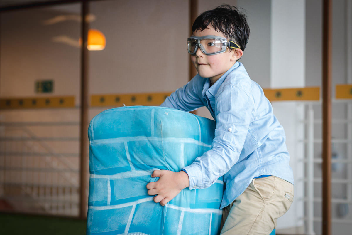 criança brincando de Nerf