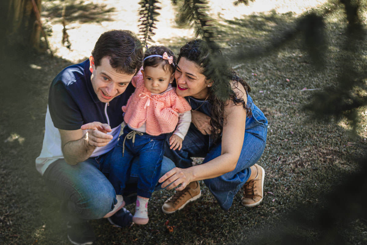 família brincando no parque