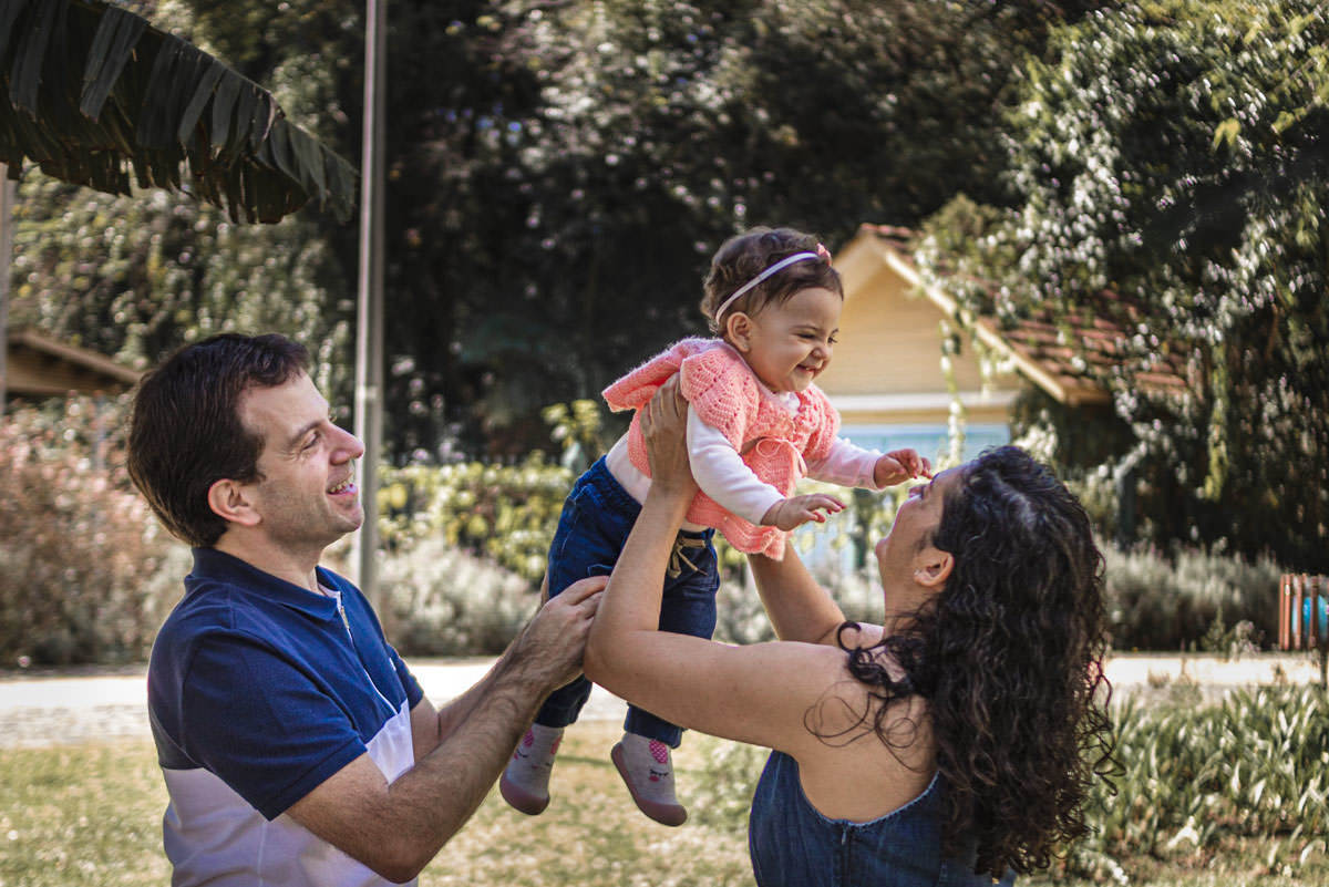 família brincando no parque