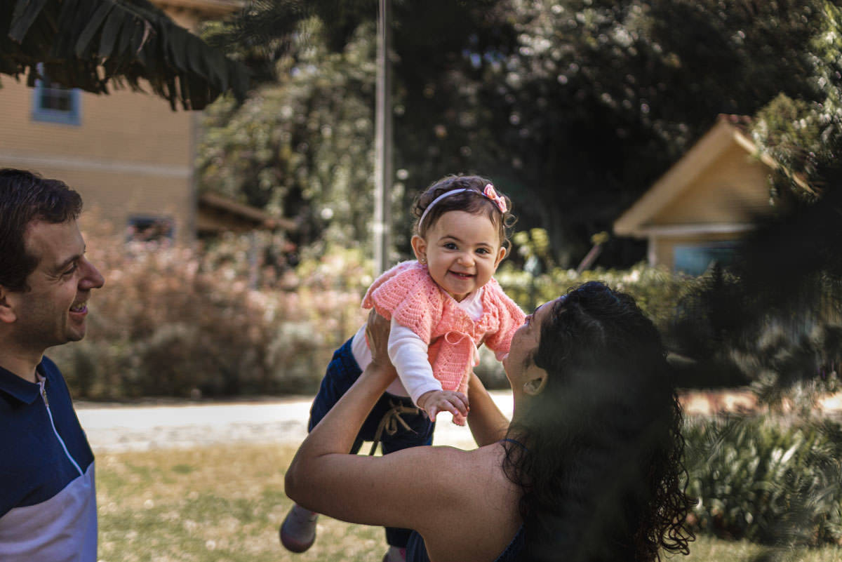 família brincando no parque