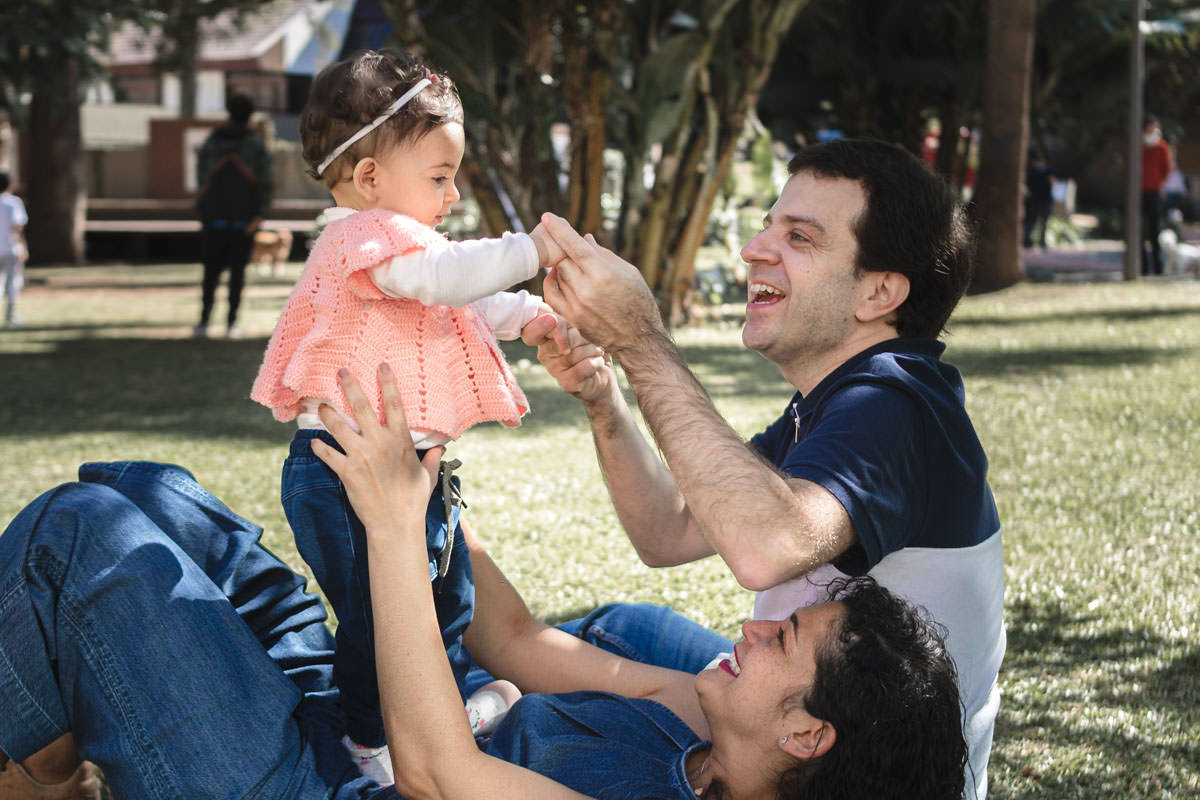 família brincando no parque