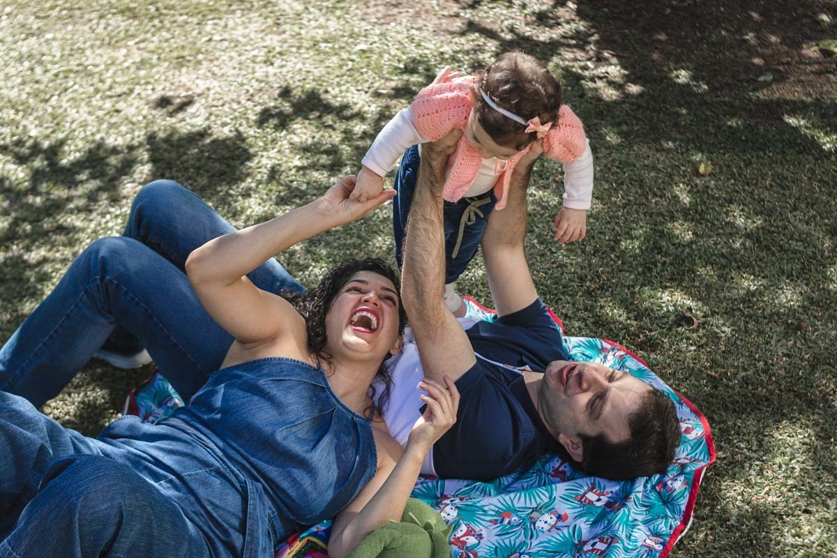 família brincando no parque