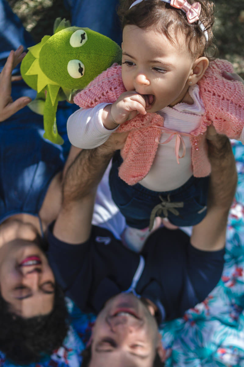 família brincando no parque