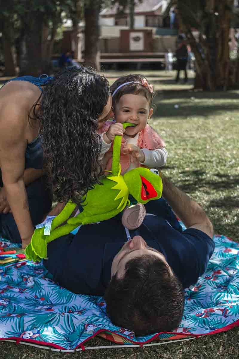 família brincando no parque