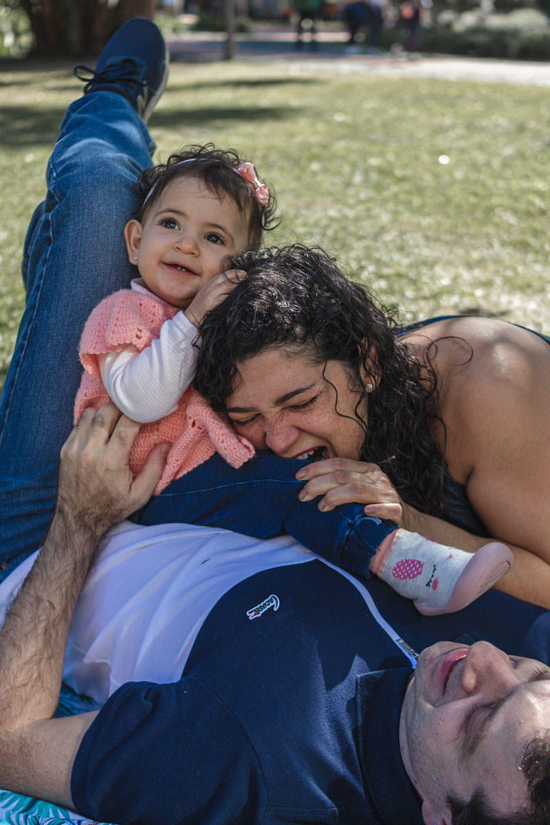 mãe mordendo o pé da filha
