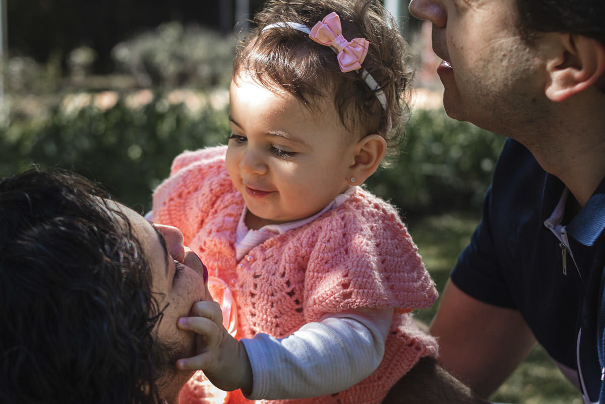 Filha apertando a bochecha da mãe