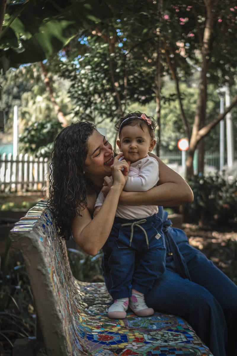 mãe brincando com a filha