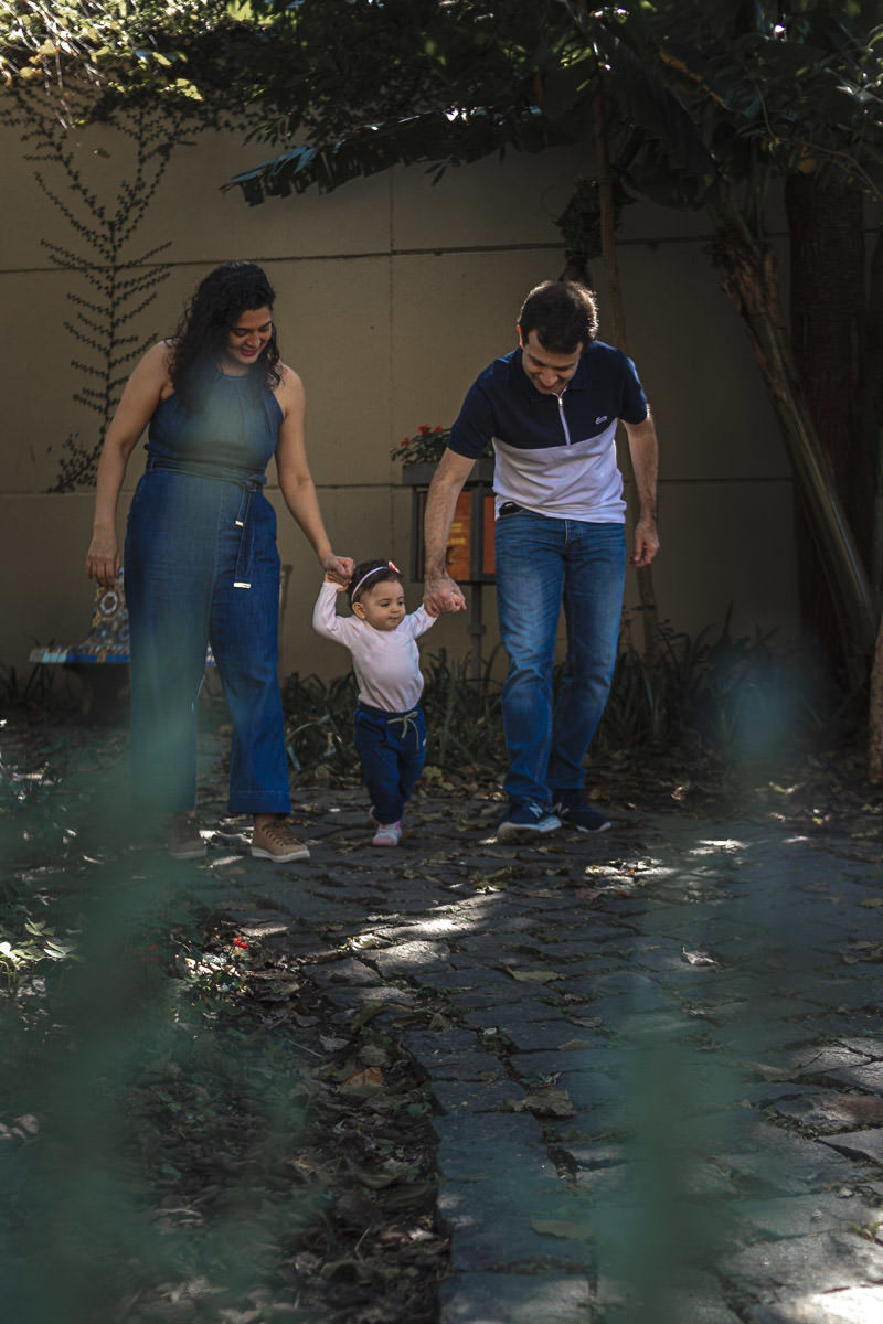 família passeando no parque