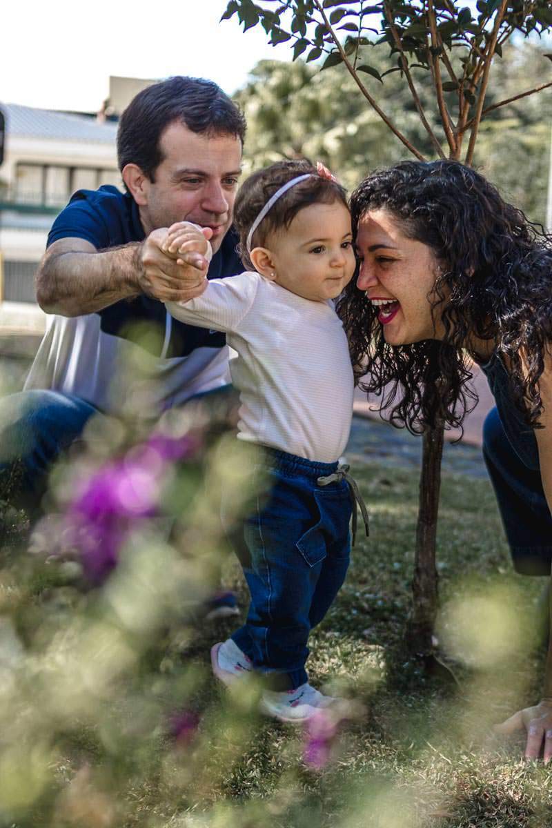 mãe brincando com a filha no parque gomm