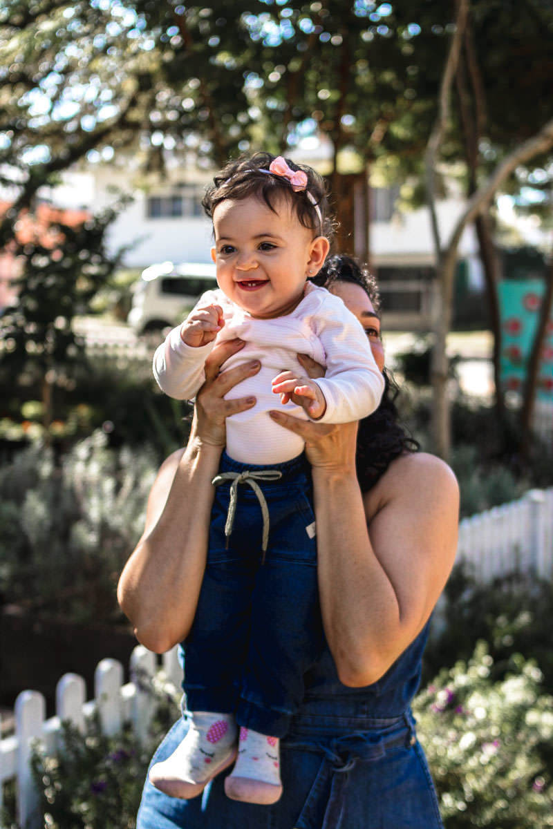 mãe levantando a filha