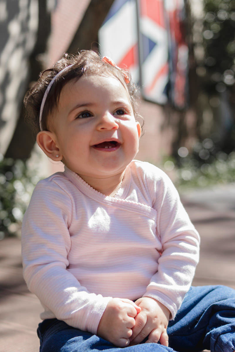 bebê sentada sorrindo