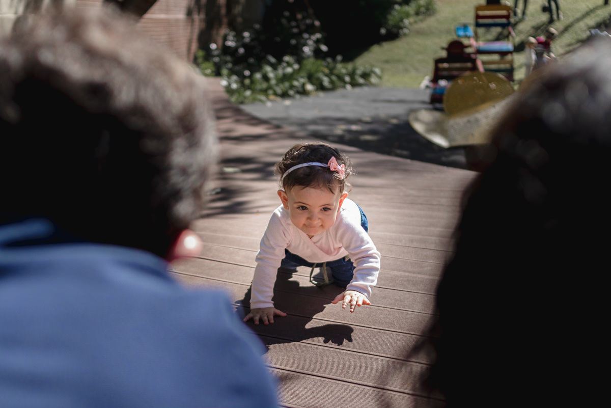 bebê engatinhando na direção dos pais família brincando no parque
