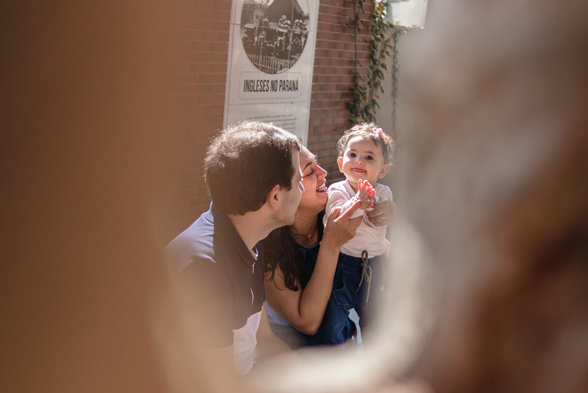 família brincando no parque Gomm