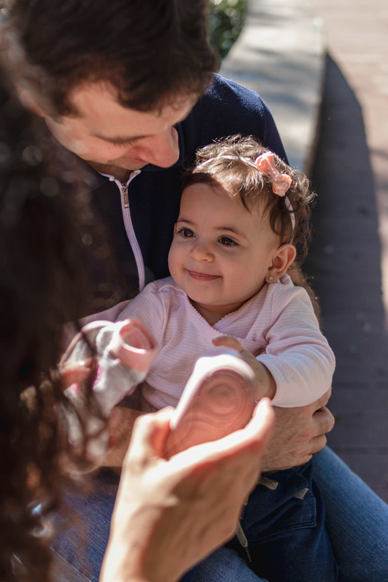 família brincando no parque Gomm