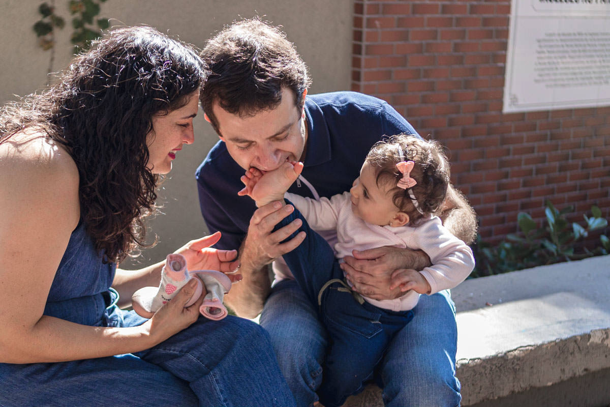 família brincando no parque Gomm