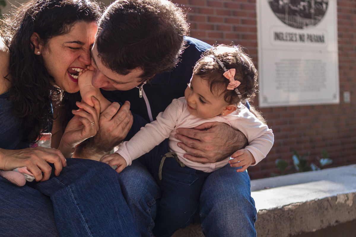 família brincando no parque Gomm