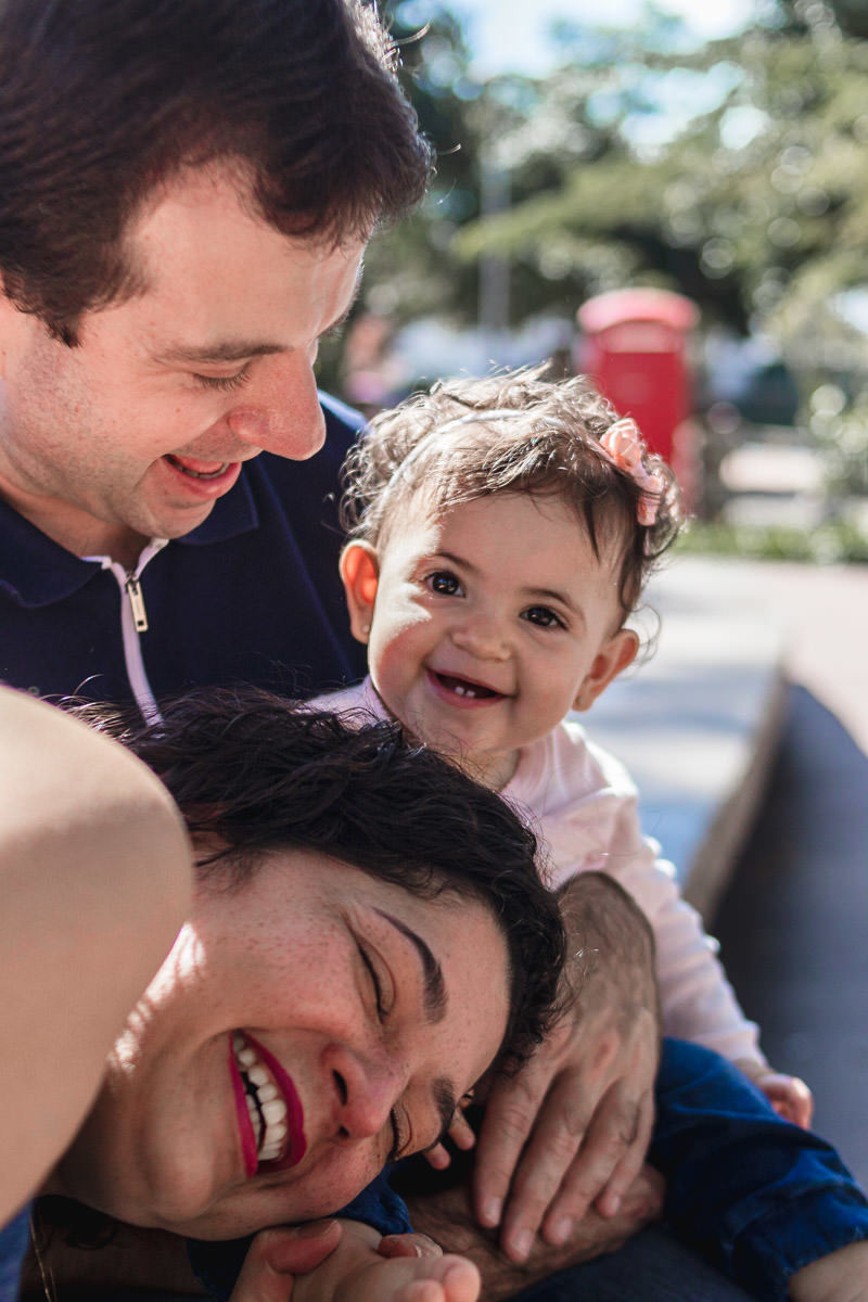 família brincando no parque Gomm