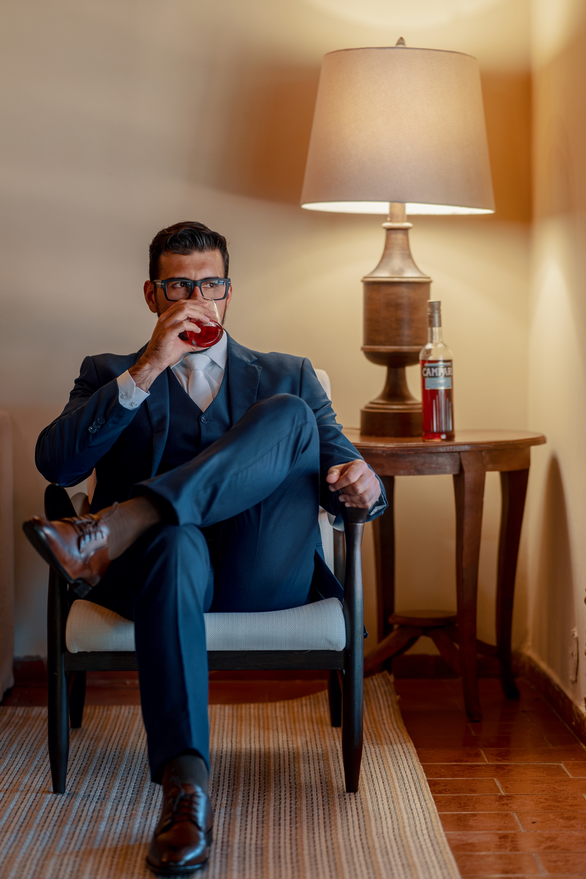 Rodrigo sentado em um momento de tranquilidade antes do casamento