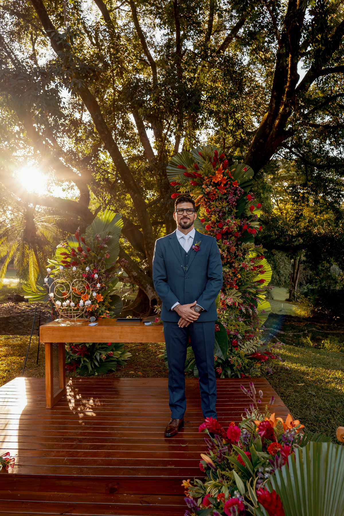 16. Rodrigo aguardando o início da cerimônia sob a luz do fim da tarde.