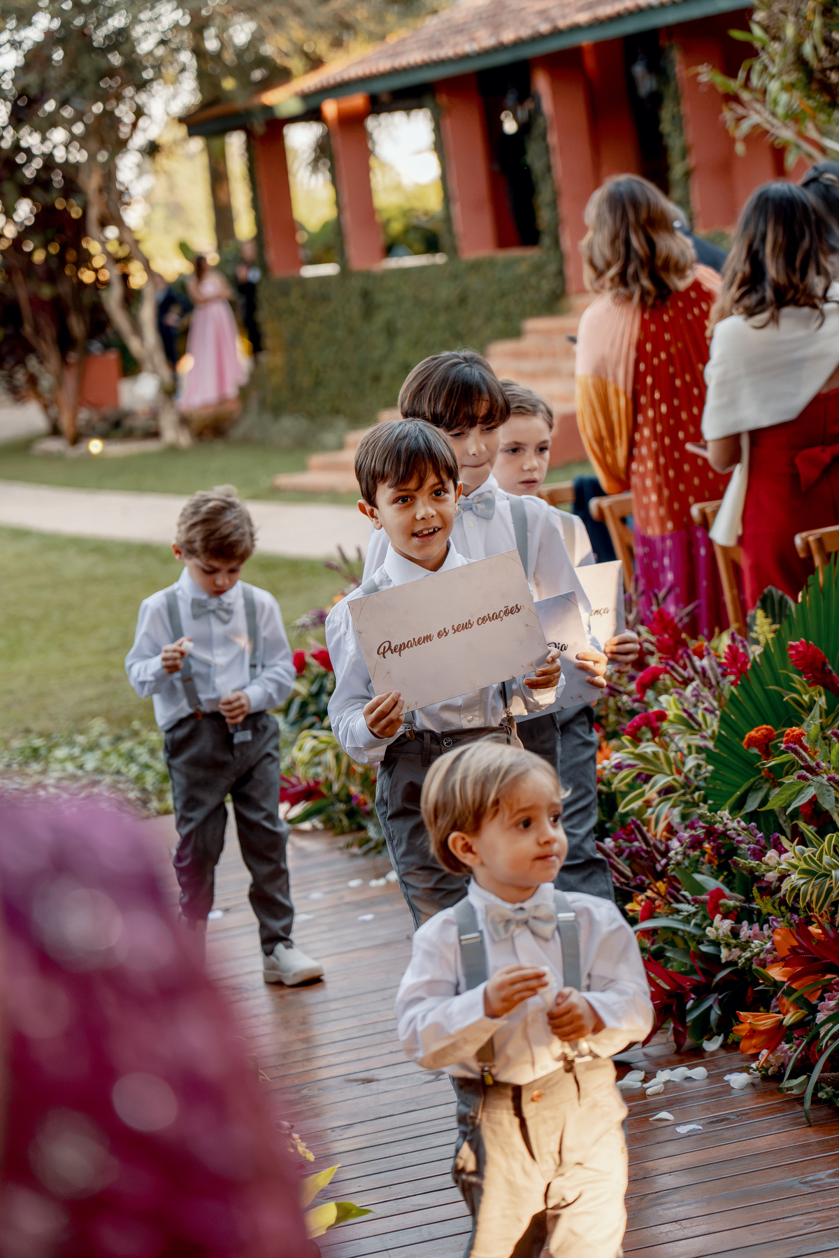 4. Crianças acompanhando a entrada da noiva entre os convidados.
