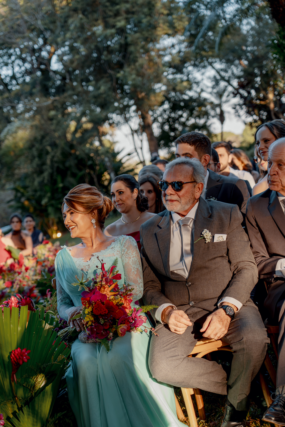 11. Familiares e convidados emocionados acompanhando a celebração.
