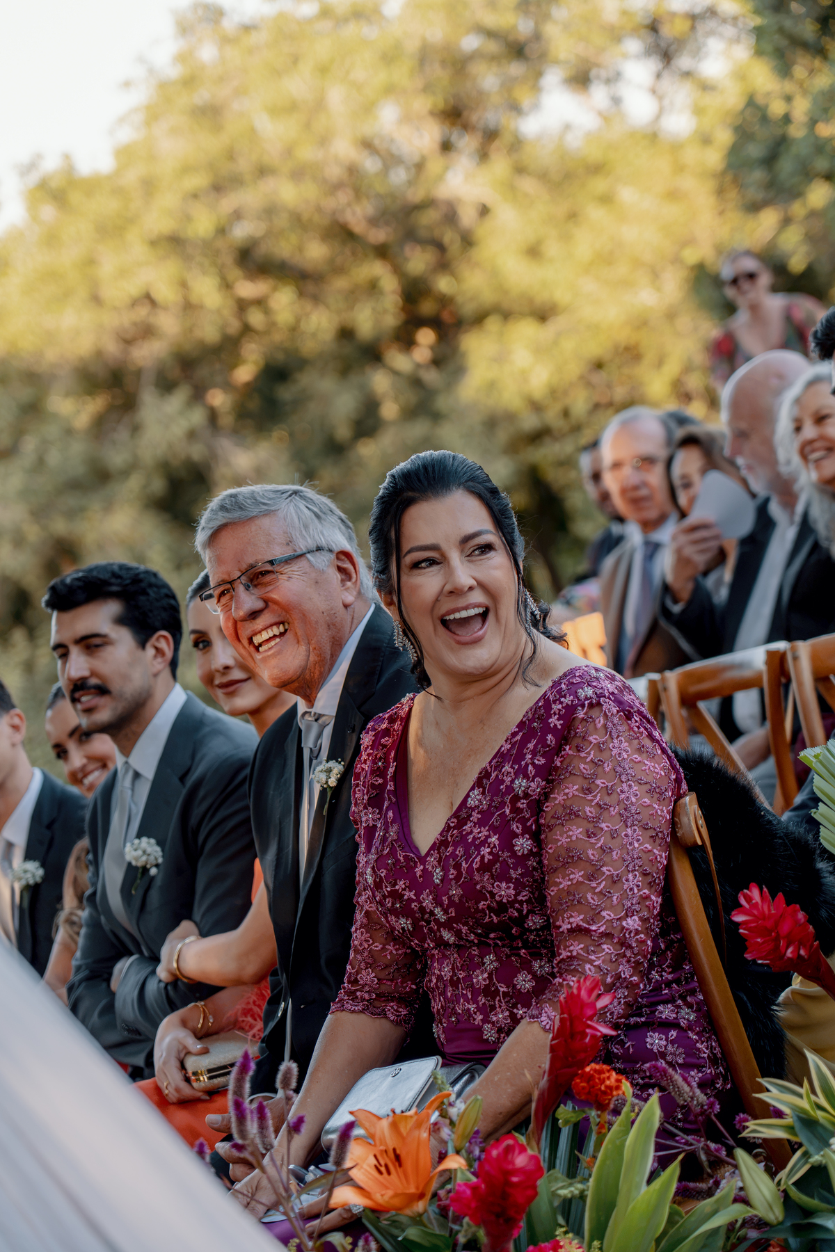 12. Convidados sorrindo e celebrando durante o casamento de Juliana e Rodrigo.

